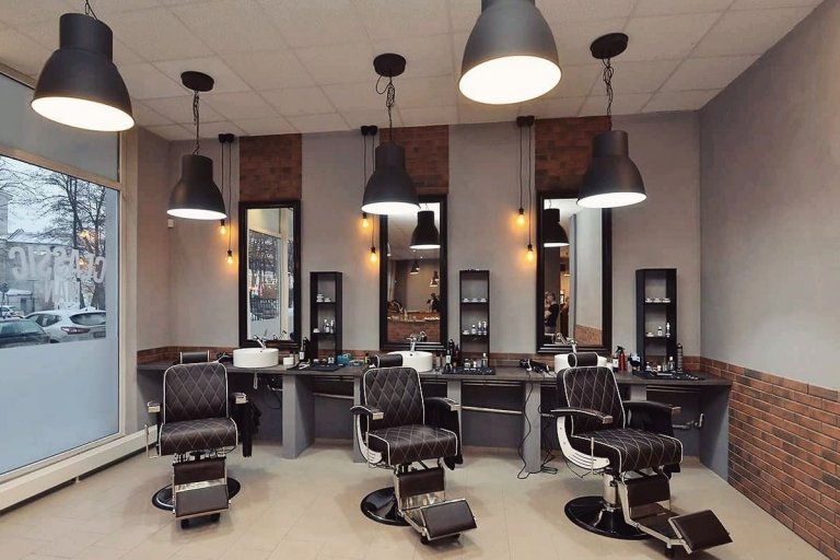 Barber shop je navržen v&nbsp;konceptu tmavých tónů, černých a&nbsp;šedých odstínů a&nbsp;ty jsou doplněné kovovými detaily, industriálními světly, zrcadly,…