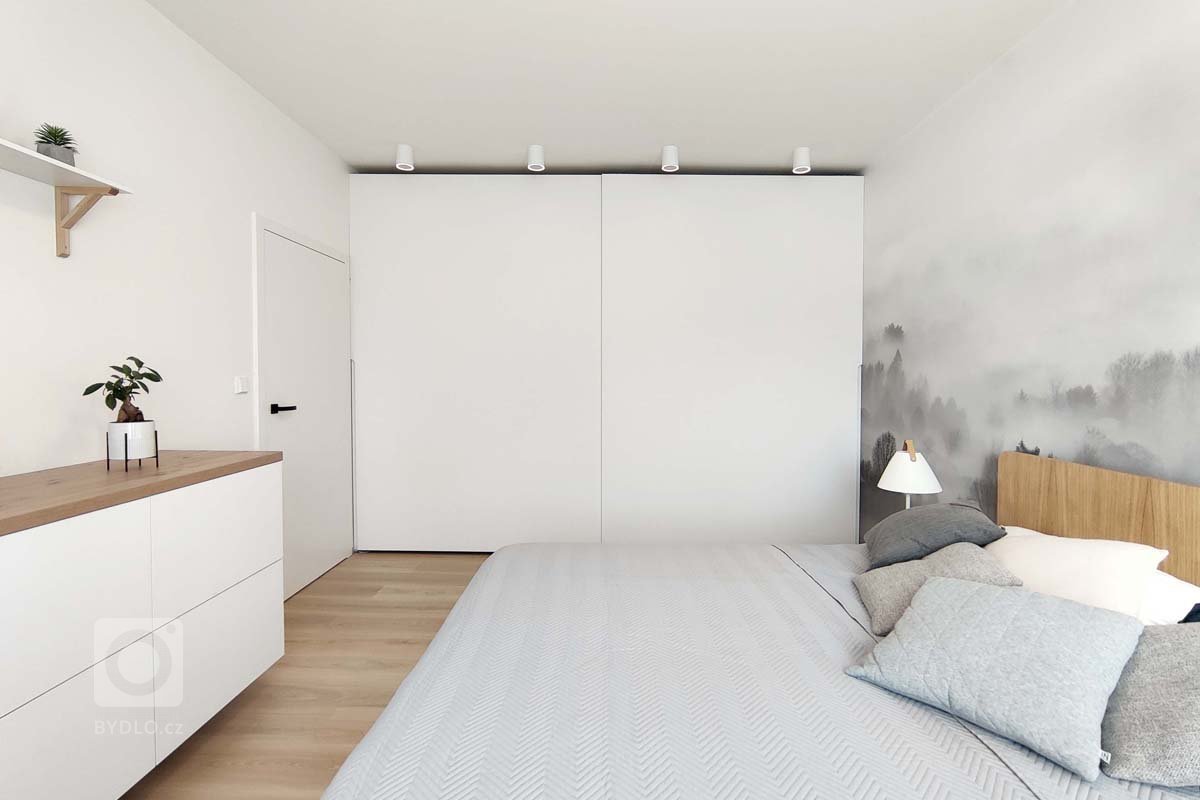 Jizerská, je byt na okraji Liberce, odkud je blízko do Bedřichova, který má majitelka ráda. Interiér si přála ve světlých barvách, tak aby došlo ke splynutí…