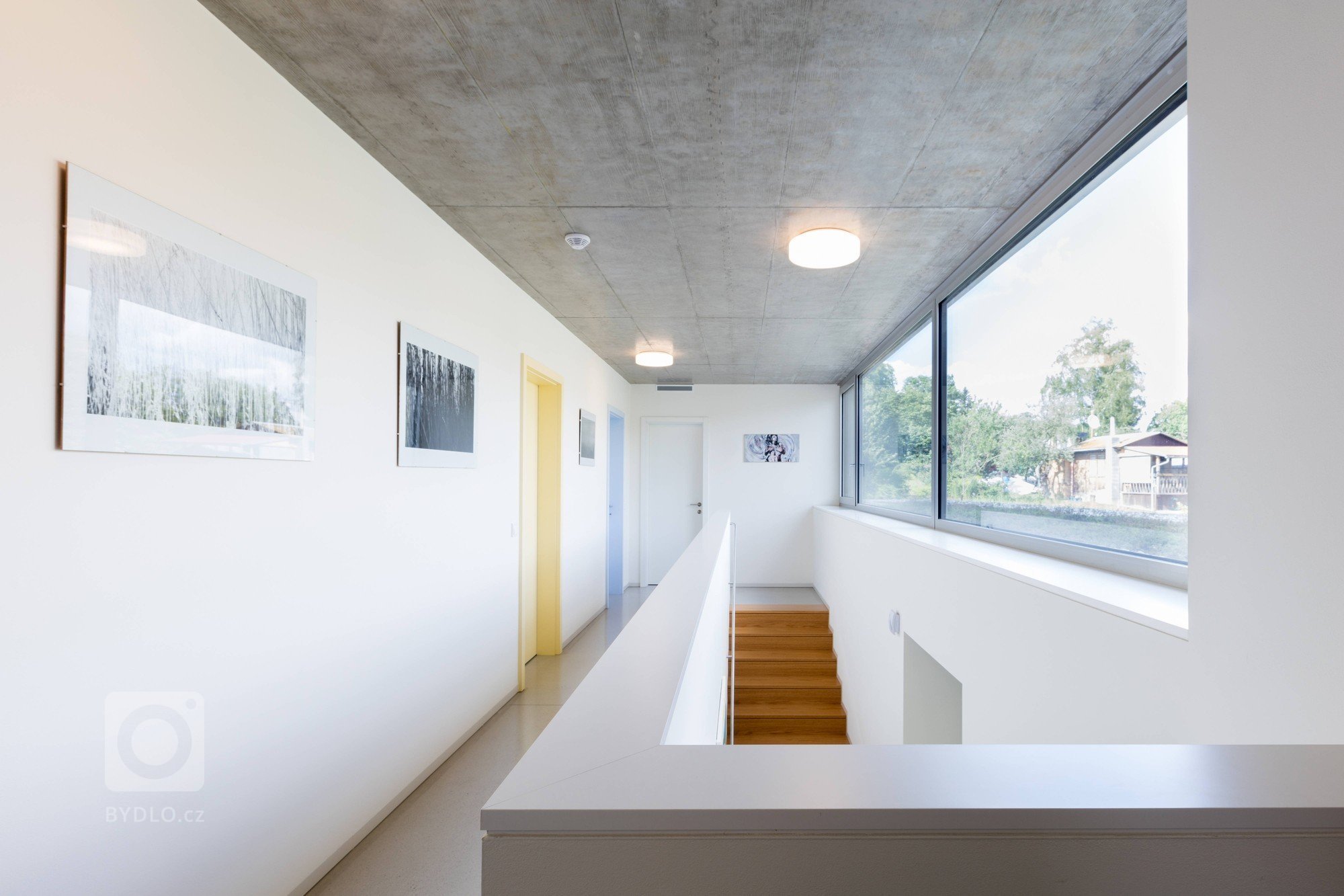 Novostavba rodinného domu se nachází v Brně &ndash; Komíně, na ulici Palcary. Malý pozemek je mírně svažitý se severo-jižní orientací, přístup na pozemek je z…