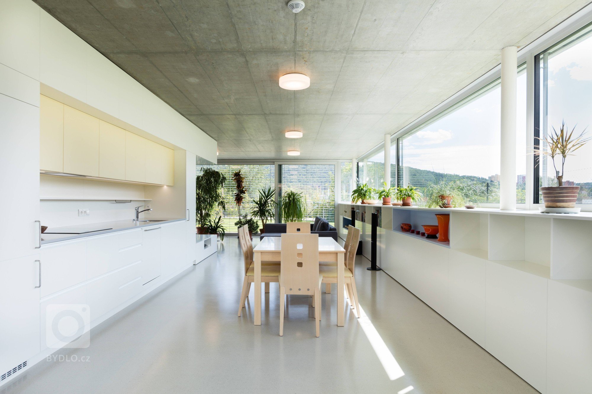 Novostavba rodinného domu se nachází v Brně &ndash; Komíně, na ulici Palcary. Malý pozemek je mírně svažitý se severo-jižní orientací, přístup na pozemek je z…