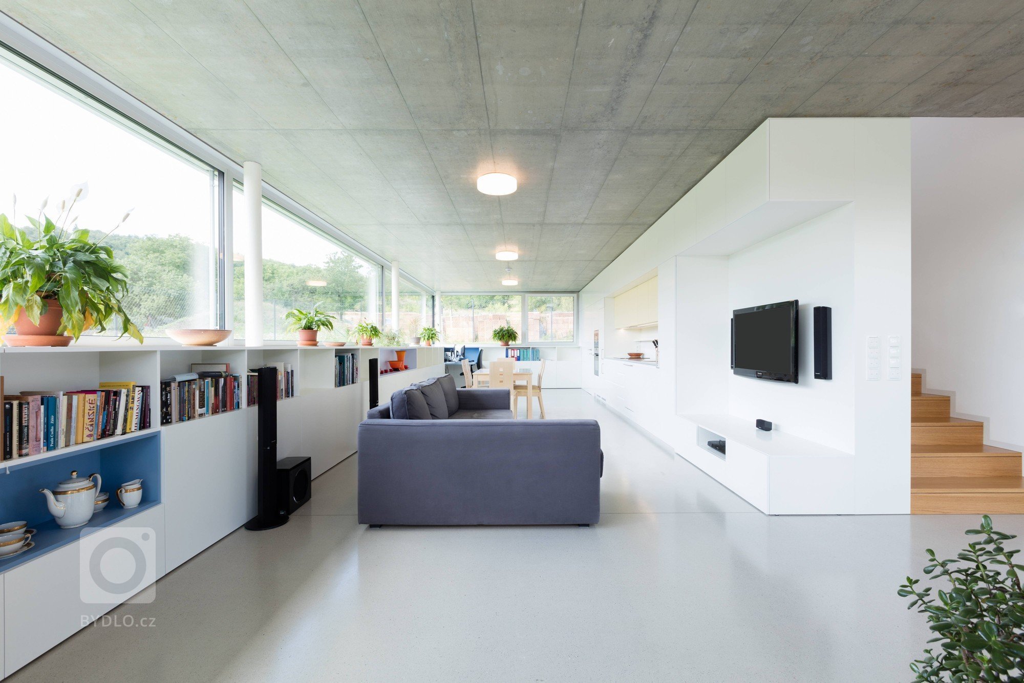 Novostavba rodinného domu se nachází v Brně &ndash; Komíně, na ulici Palcary. Malý pozemek je mírně svažitý se severo-jižní orientací, přístup na pozemek je z…