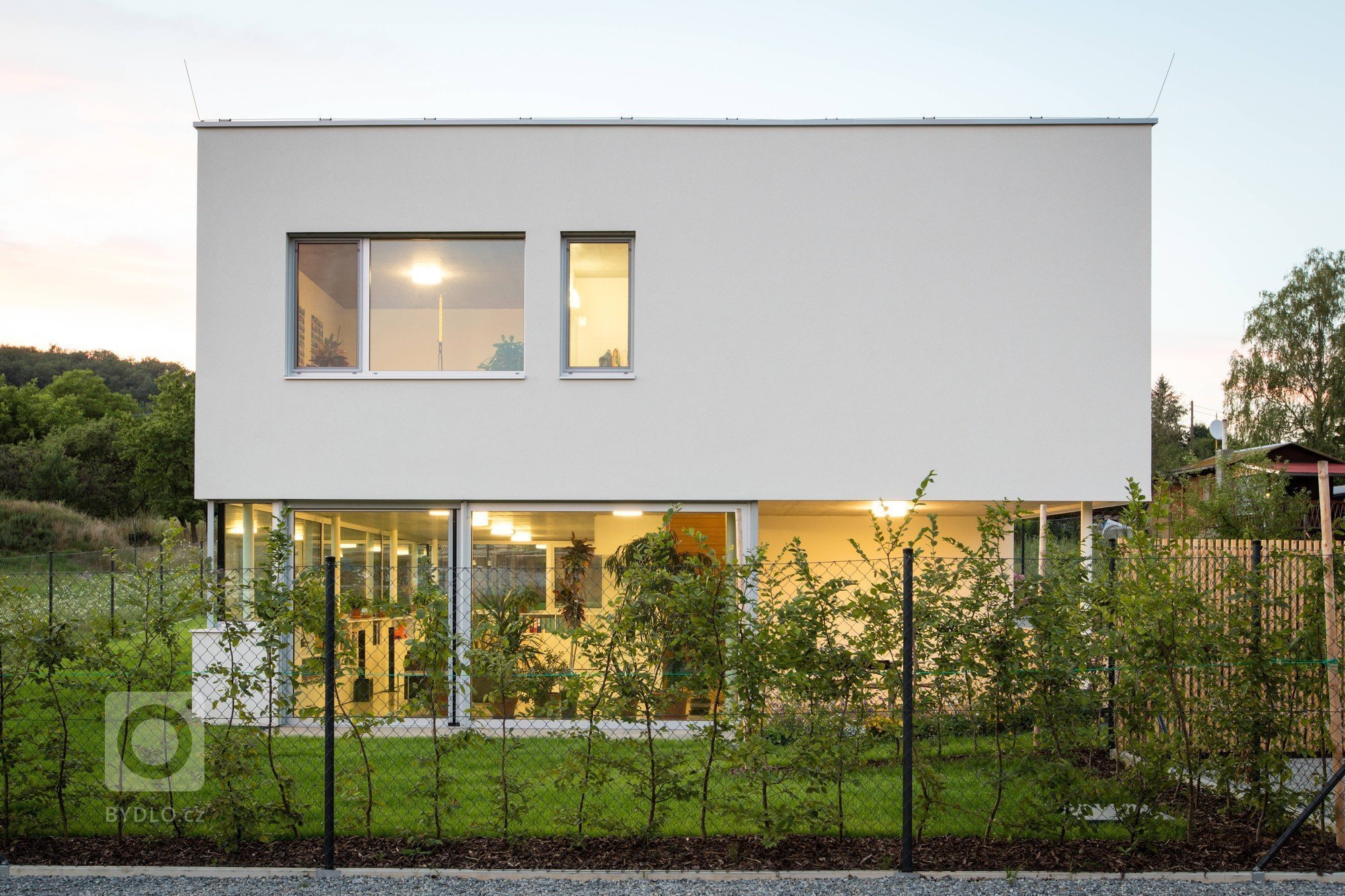 Novostavba rodinného domu se nachází v Brně &ndash; Komíně, na ulici Palcary. Malý pozemek je mírně svažitý se severo-jižní orientací, přístup na pozemek je z…