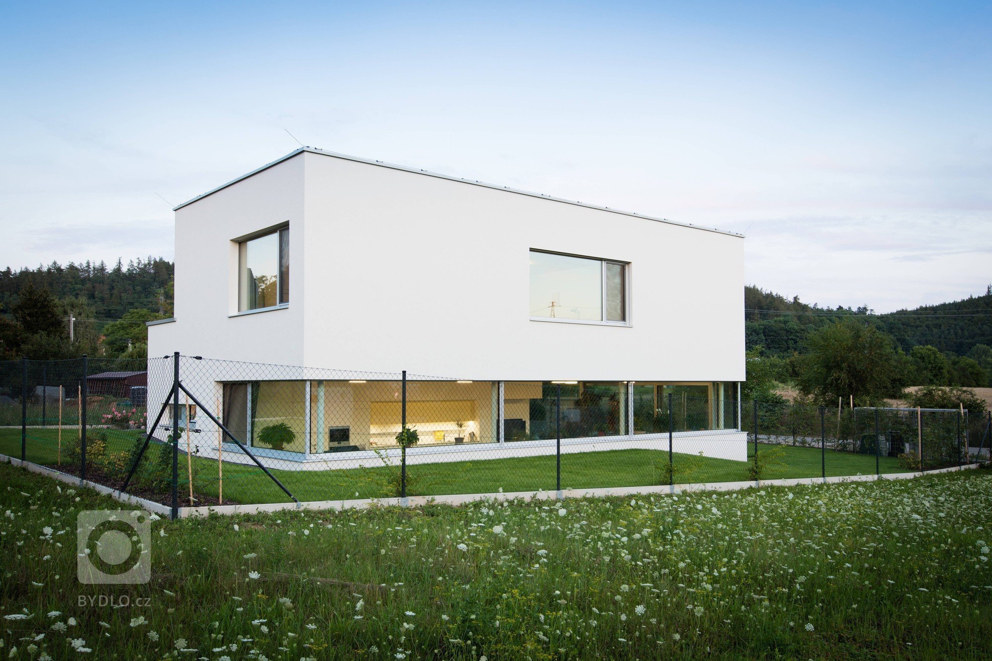 Novostavba rodinného domu se nachází v Brně &ndash; Komíně, na ulici Palcary. Malý pozemek je mírně svažitý se severo-jižní orientací, přístup na pozemek je z…