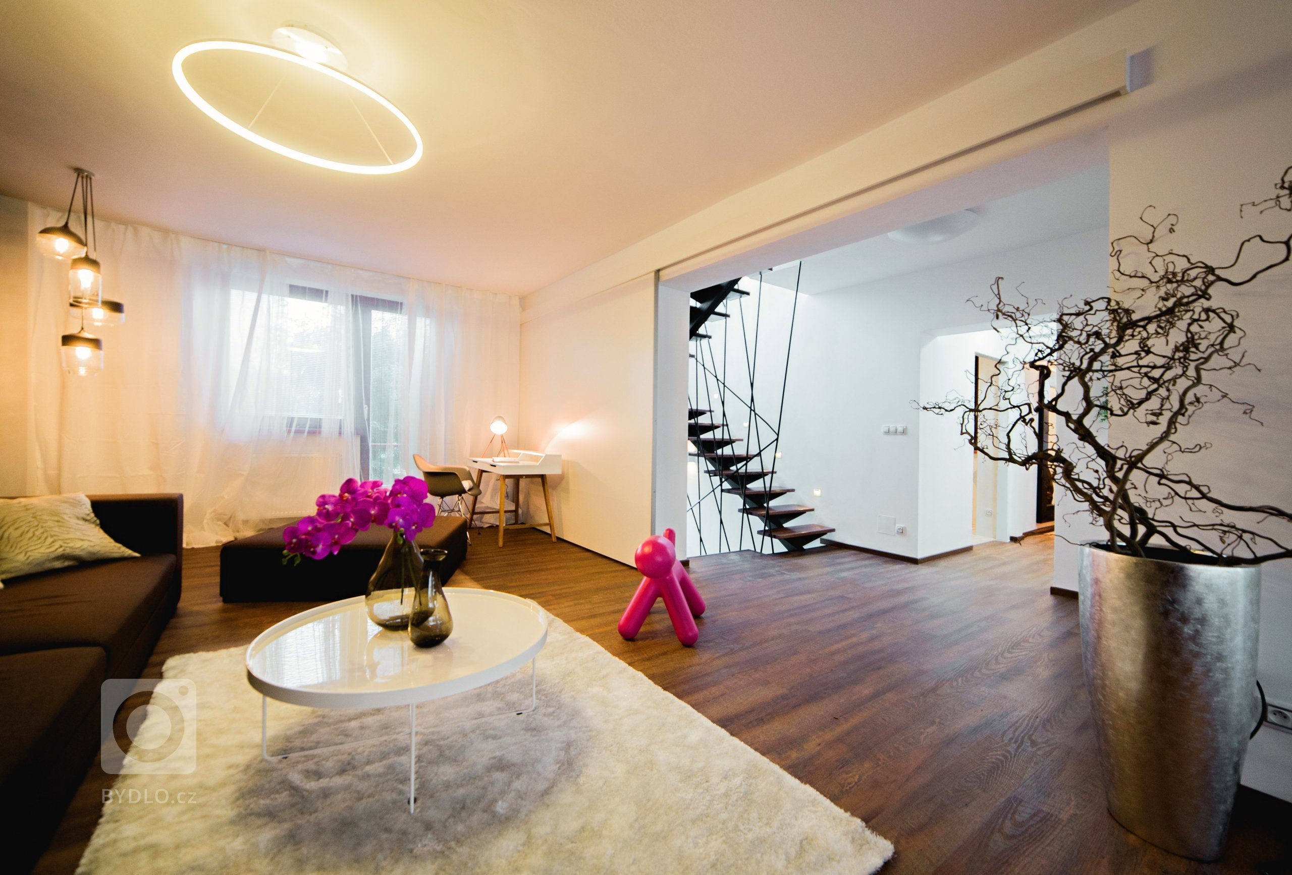 Postarší vilku nedaleko Kolína si vybrali mladí manželé jako svůj nový domov a útočiště pro klidný život s&nbsp;rychlým dosahem do hlavního města. Dům však již…