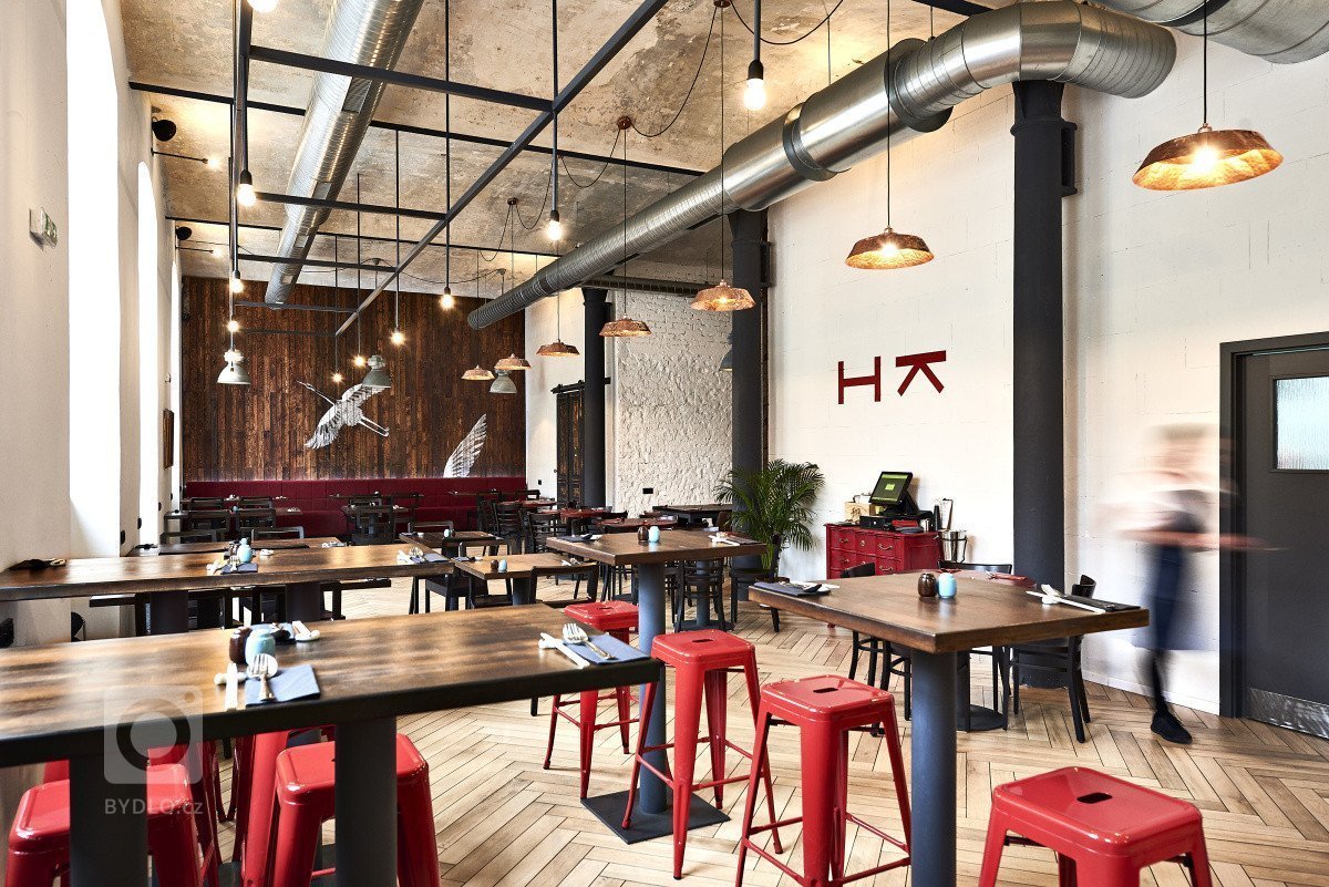 Hlavní prostor pro hosty v restauraci Hong Kong v Karlíně - podlaha od Keramiky Soukup