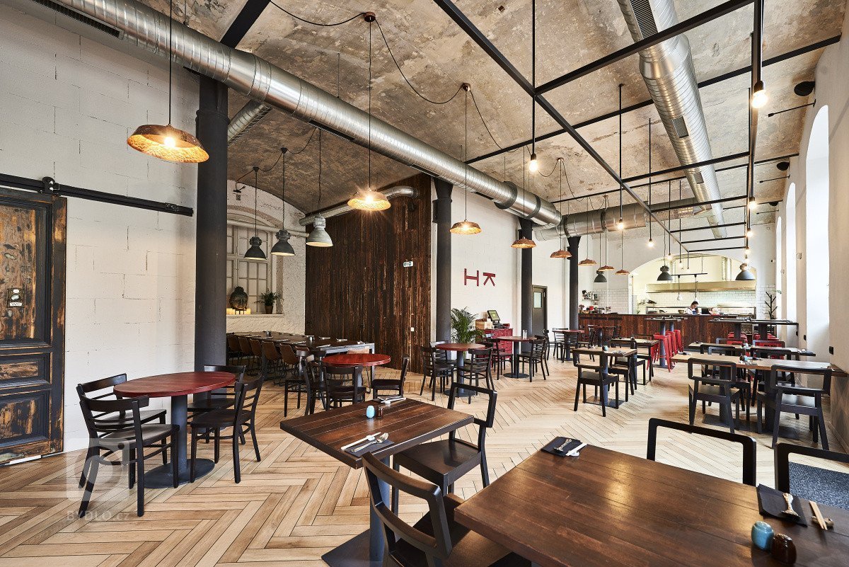 Prostory pro hosty v pražské restauraci Hong Kong - podlaha od Keramiky Soukup