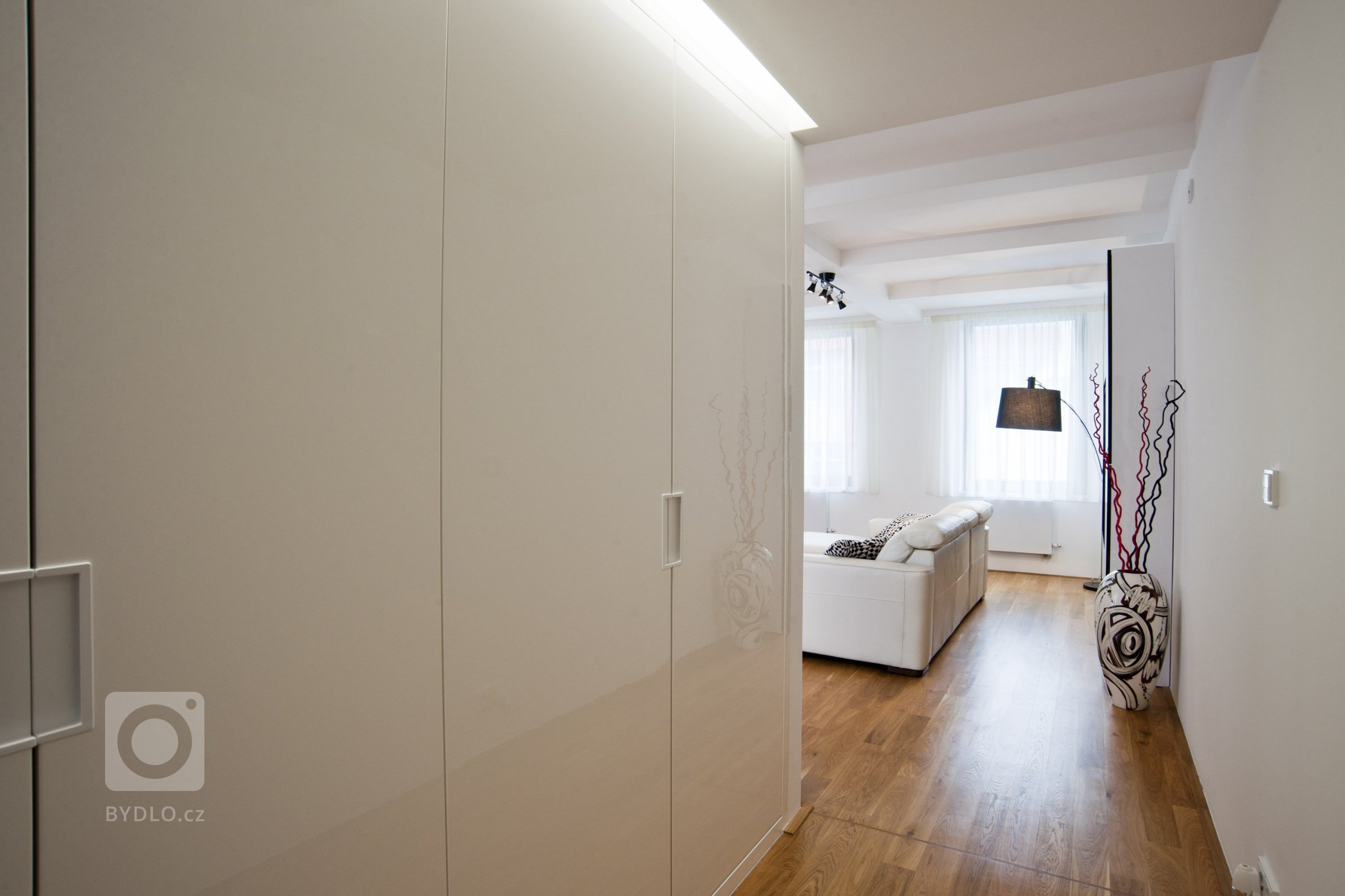 Interiérový design na vynikající adrese. Tak lze vystihnout realizaci v&nbsp;luxusním pražském bytě s&nbsp;atraktivním nábytkem navrženým na míru.&nbsp…