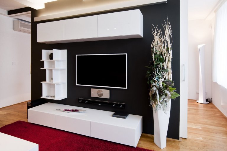 Interiérový design na vynikající adrese. Tak lze vystihnout realizaci v&nbsp;luxusním pražském bytě s&nbsp;atraktivním nábytkem navrženým na míru.&nbsp…