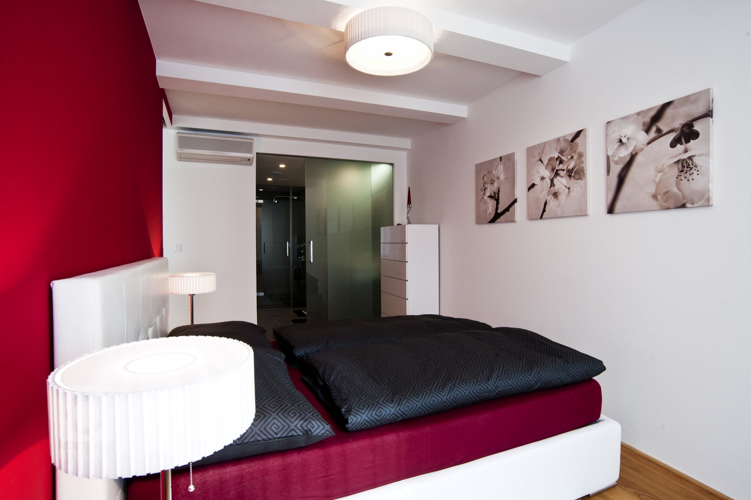 Interiérový design na vynikající adrese. Tak lze vystihnout realizaci v&nbsp;luxusním pražském bytě s&nbsp;atraktivním nábytkem navrženým na míru.&nbsp…