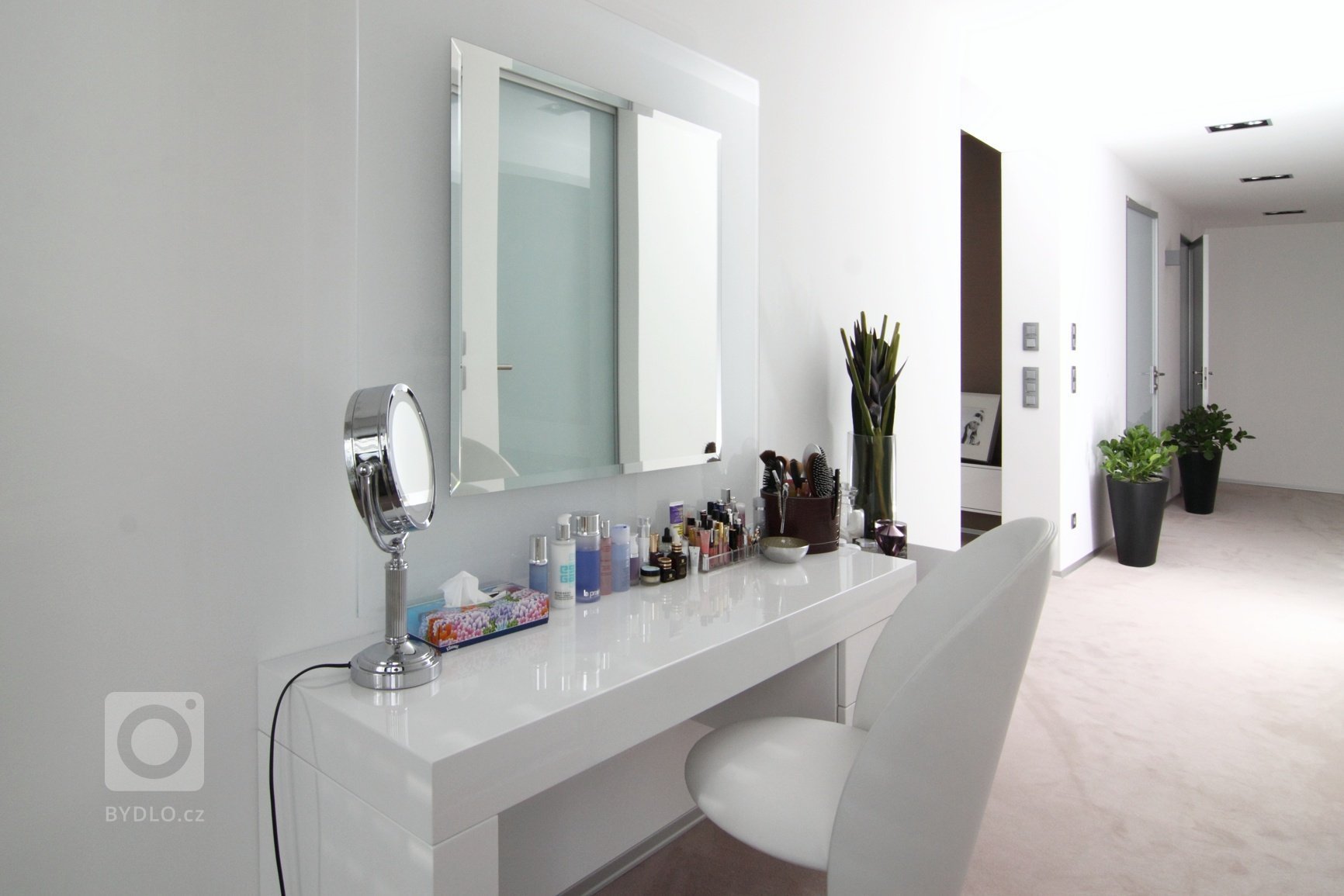 Realizace interiéru plná vzdušnosti a pocitu svobody přinesla použití netradičních materiálů a designového nábytku.&nbsp;Dispozice: 5kk Užitná plocha: 480 m2…