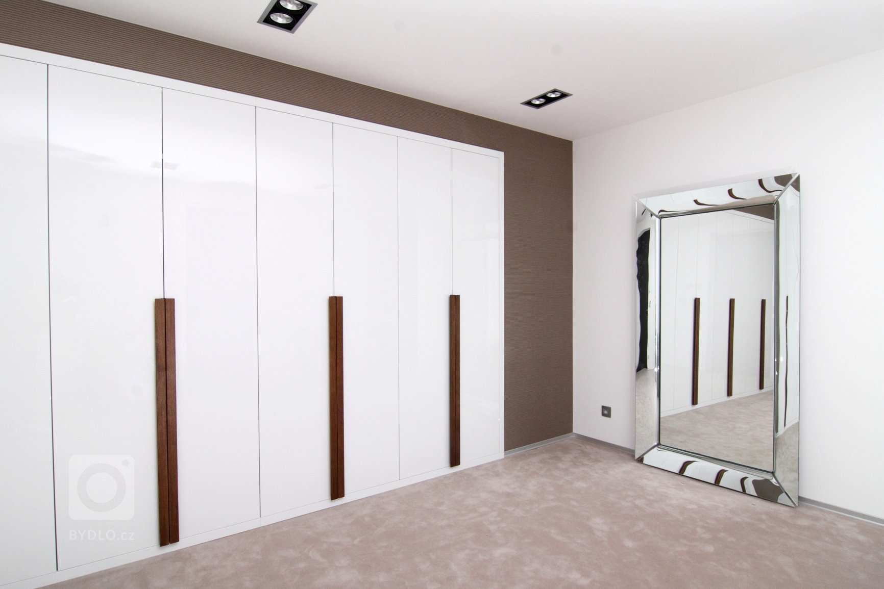 Realizace interiéru plná vzdušnosti a pocitu svobody přinesla použití netradičních materiálů a designového nábytku.&nbsp;Dispozice: 5kk Užitná plocha: 480 m2…