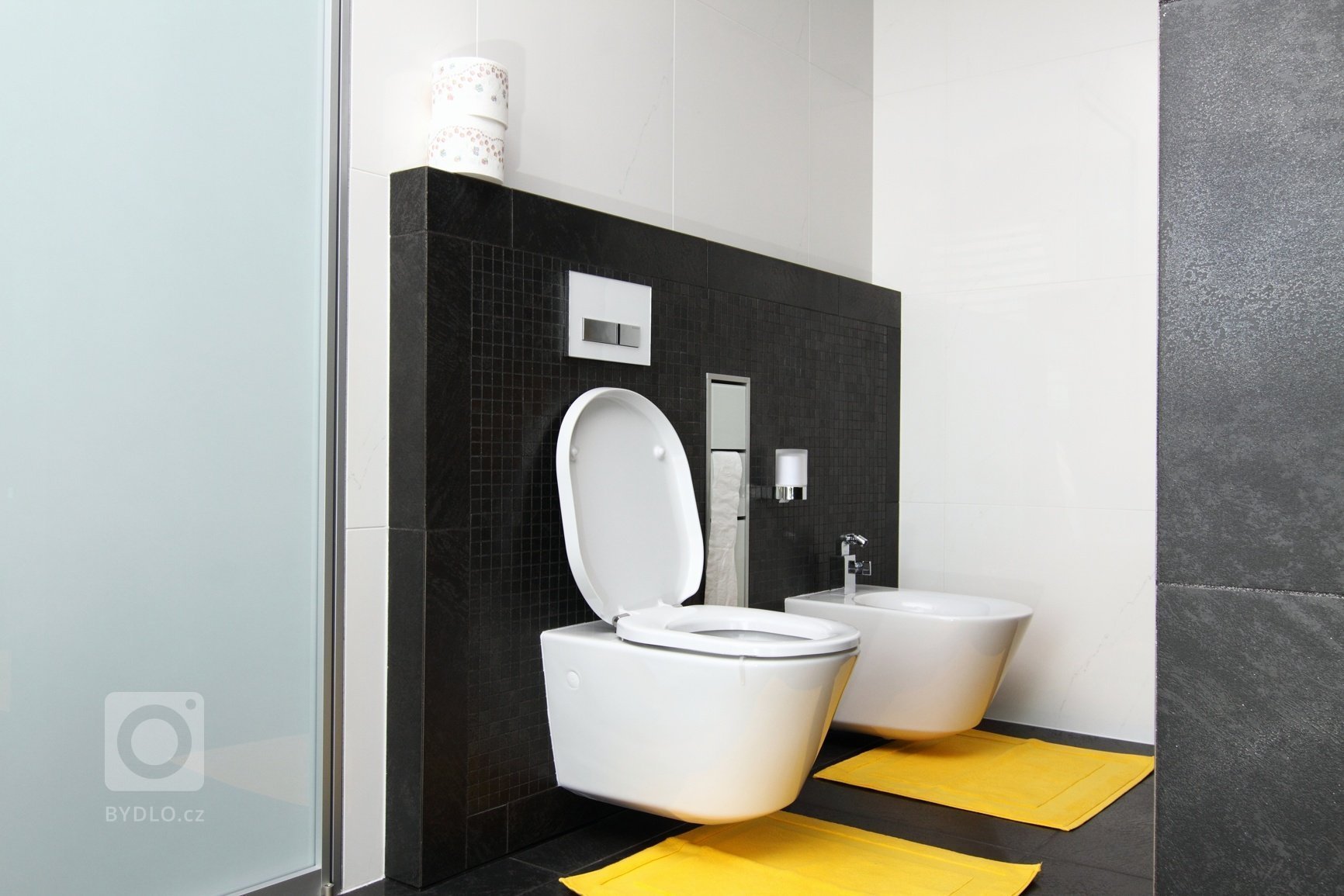 Realizace interiéru plná vzdušnosti a pocitu svobody přinesla použití netradičních materiálů a designového nábytku.&nbsp;Dispozice: 5kk Užitná plocha: 480 m2…