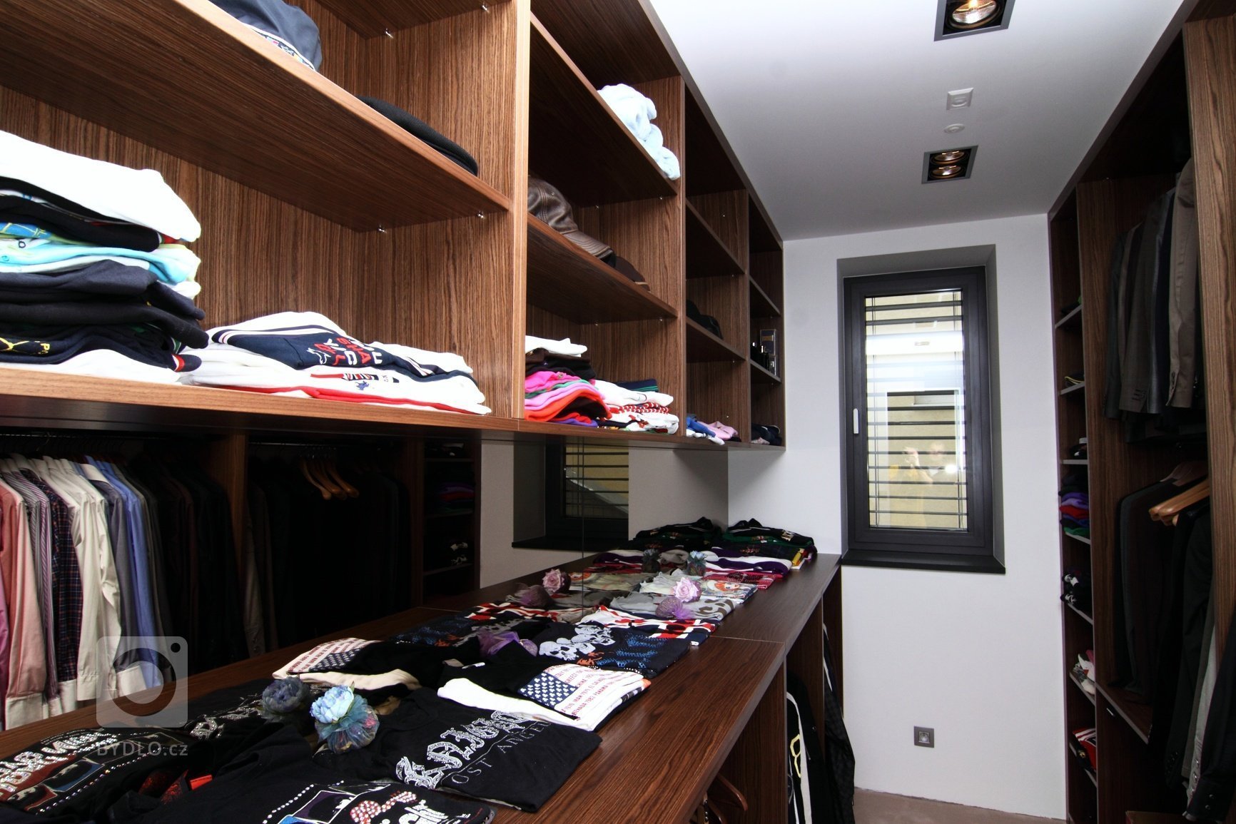 Realizace interiéru plná vzdušnosti a pocitu svobody přinesla použití netradičních materiálů a designového nábytku.&nbsp;Dispozice: 5kk Užitná plocha: 480 m2…