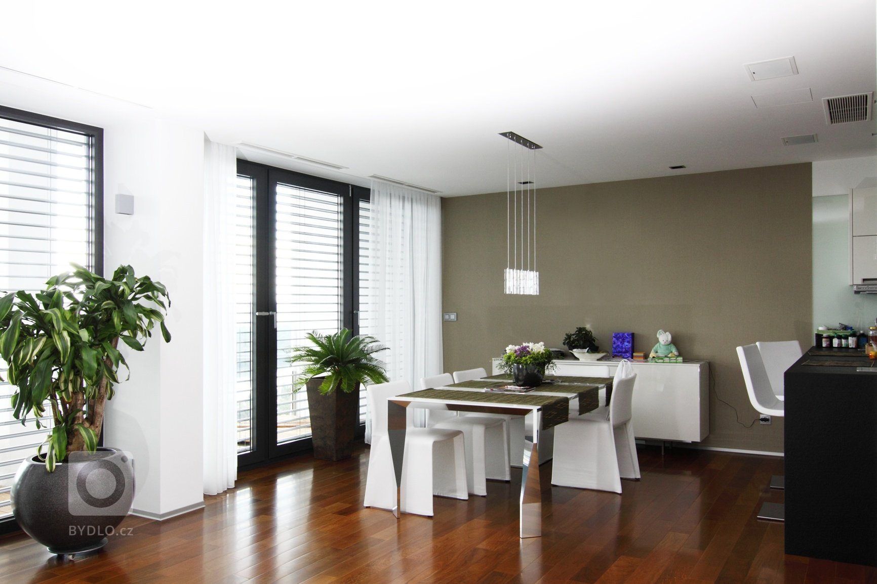 Realizace interiéru plná vzdušnosti a pocitu svobody přinesla použití netradičních materiálů a designového nábytku.&nbsp;Dispozice: 5kk Užitná plocha: 480 m2…