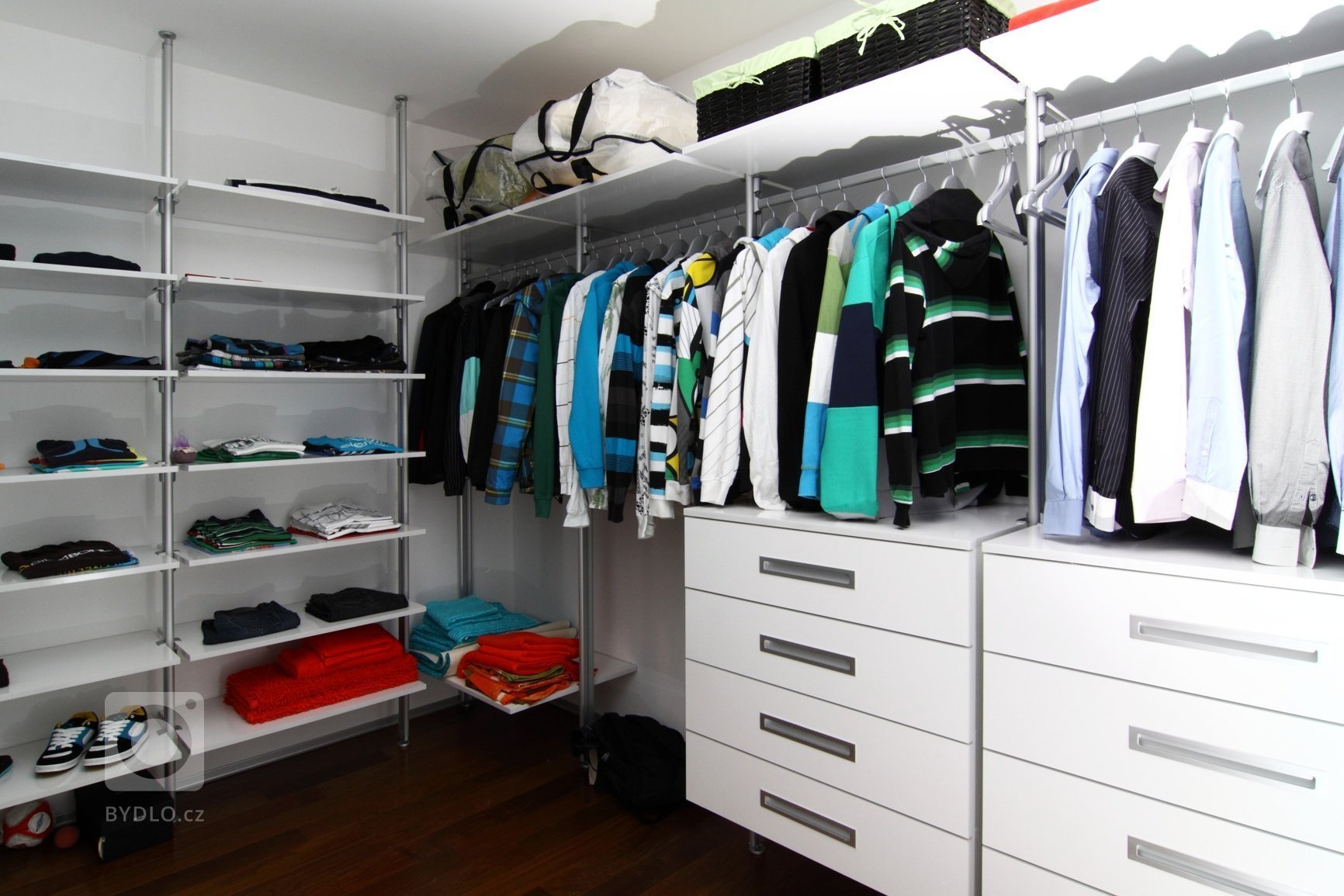 Realizace interiéru plná vzdušnosti a pocitu svobody přinesla použití netradičních materiálů a designového nábytku.&nbsp;Dispozice: 5kk Užitná plocha: 480 m2…