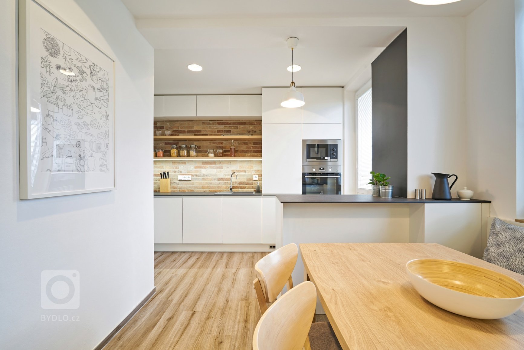 Majitel bytu se na nás prozíravě obrátil již v době, kdy byla celková rekonstrukce plánem. Díky tomu jsme mohli osmdesátimetrový byt navrhnout dle jejich…