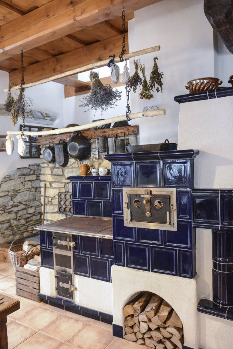 Kachlová kamna se sporákem a pecí postavené Jaromírem Jauernigem. Kachle jsou od K&amp;K POKER, kamnářství Bechyně, typ Rámeček&nbsp;s kobaltově modrou…