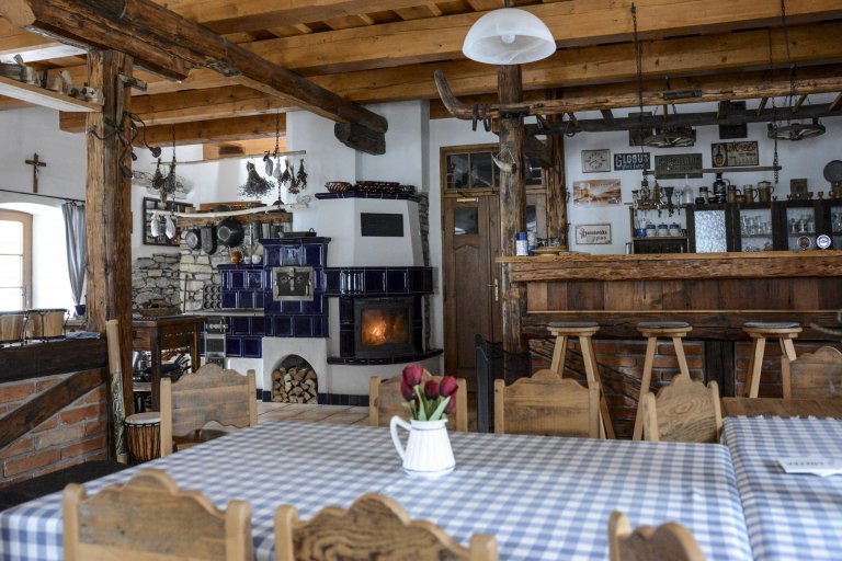 Kachlová kamna se sporákem a pecí postavené Jaromírem Jauernigem. Kachle jsou od K&amp;K POKER, kamnářství Bechyně, typ Rámeček&nbsp;s kobaltově modrou…