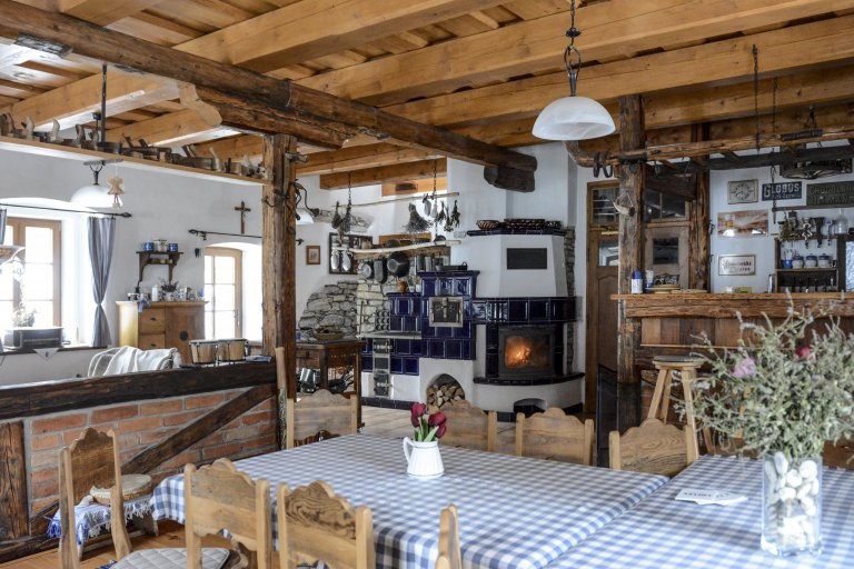 Kachlová kamna se sporákem a pecí postavené Jaromírem Jauernigem. Kachle jsou od K&amp;K POKER, kamnářství Bechyně, typ Rámeček&nbsp;s kobaltově modrou…