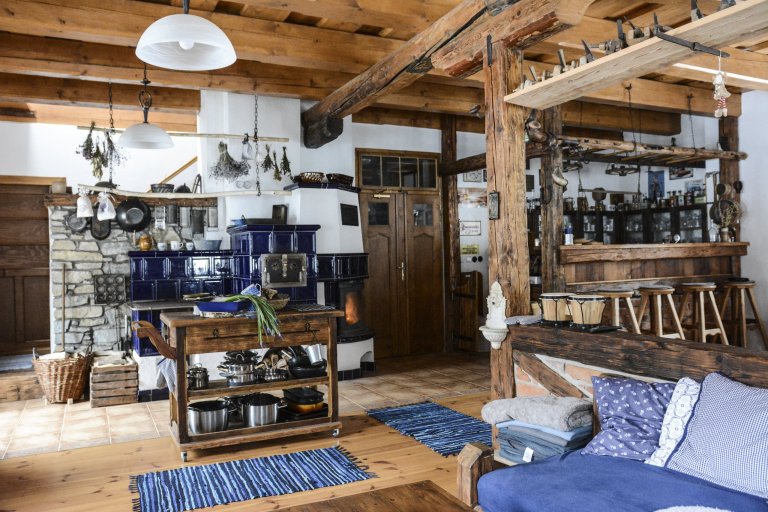 Kachlová kamna se sporákem a pecí postavené Jaromírem Jauernigem. Kachle jsou od K&amp;K POKER, kamnářství Bechyně, typ Rámeček&nbsp;s kobaltově modrou…