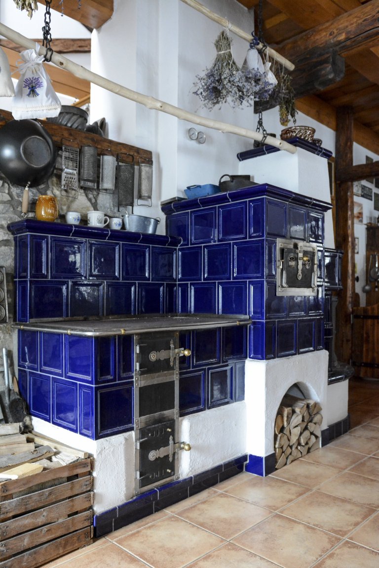 Kachlová kamna se sporákem a pecí postavené Jaromírem Jauernigem. Kachle jsou od K&amp;K POKER, kamnářství Bechyně, typ Rámeček&nbsp;s kobaltově modrou…