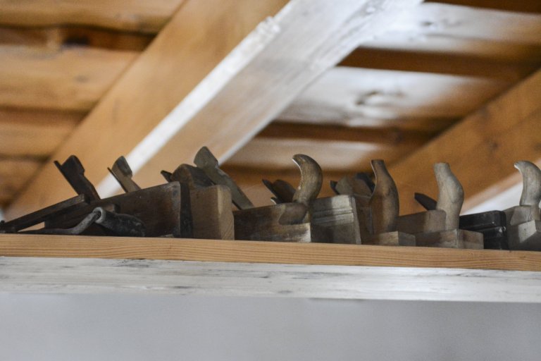 Kachlová kamna se sporákem a pecí postavené Jaromírem Jauernigem. Kachle jsou od K&amp;K POKER, kamnářství Bechyně, typ Rámeček&nbsp;s kobaltově modrou…