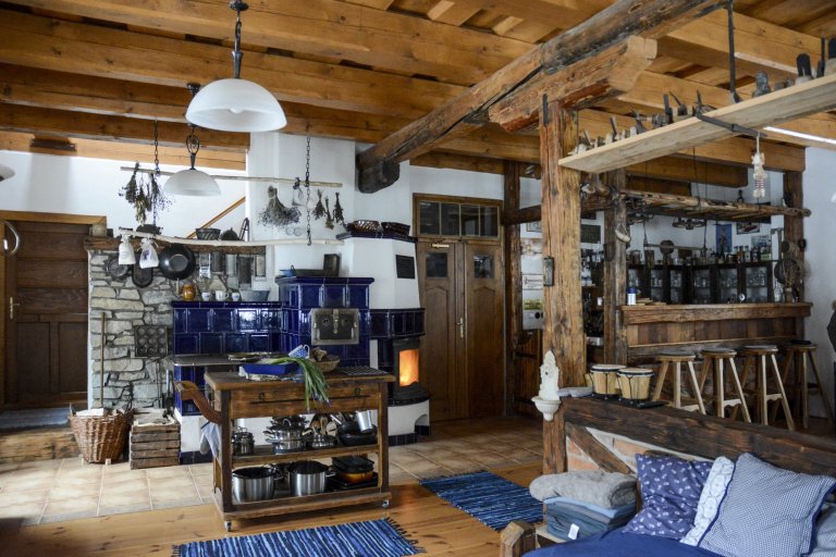 Kachlová kamna se sporákem a pecí postavené Jaromírem Jauernigem. Kachle jsou od K&amp;K POKER, kamnářství Bechyně, typ Rámeček&nbsp;s kobaltově modrou…