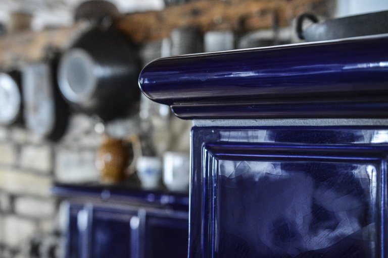 Kachlová kamna se sporákem a pecí postavené Jaromírem Jauernigem. Kachle jsou od K&amp;K POKER, kamnářství Bechyně, typ Rámeček&nbsp;s kobaltově modrou…