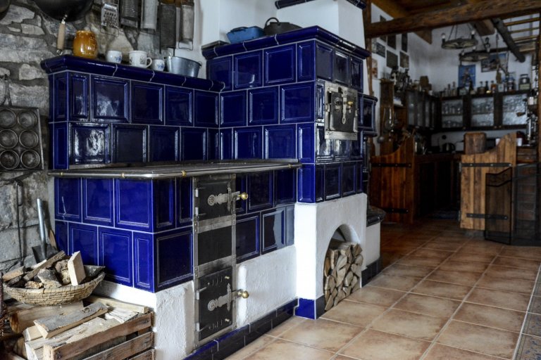 Kachlová kamna se sporákem a pecí postavené Jaromírem Jauernigem. Kachle jsou od K&amp;K POKER, kamnářství Bechyně, typ Rámeček&nbsp;s kobaltově modrou…