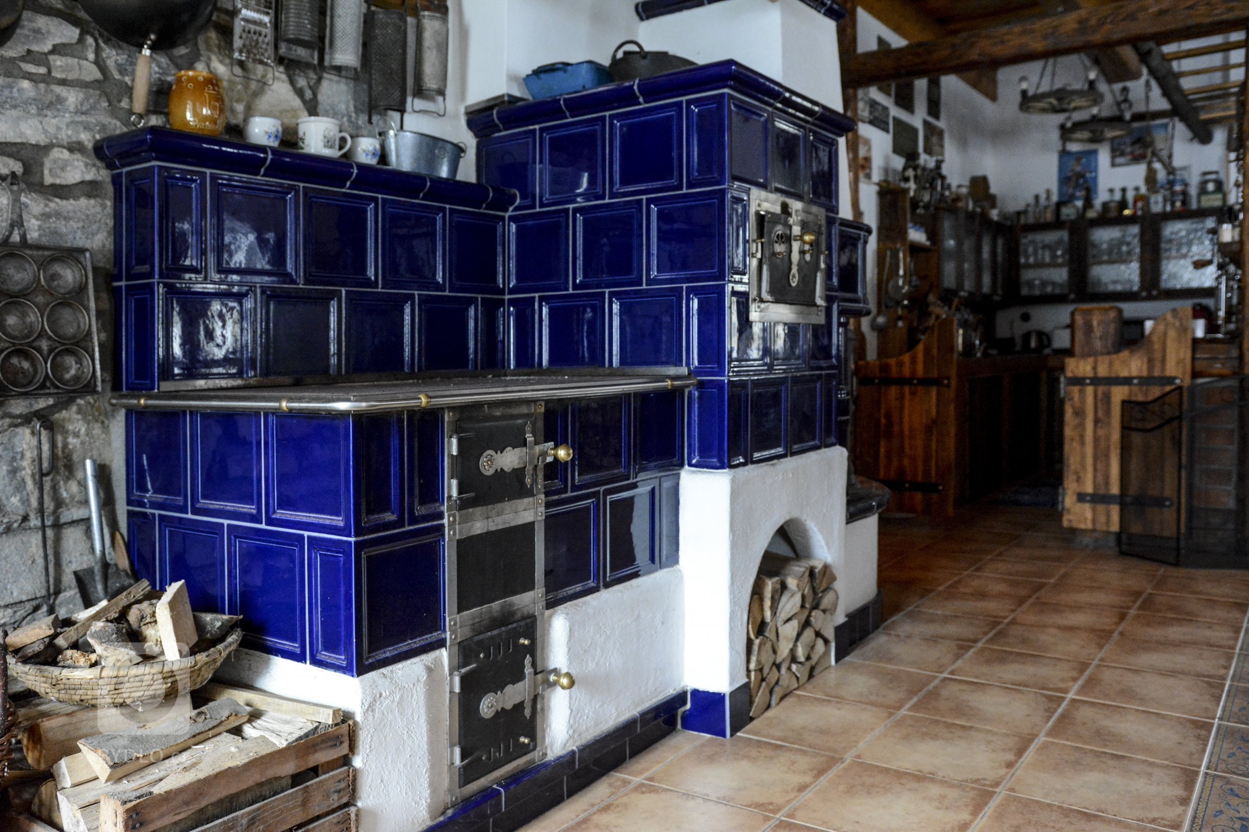 Kachlová kamna se sporákem a pecí postavené Jaromírem Jauernigem. Kachle jsou od K&amp;K POKER, kamnářství Bechyně, typ Rámeček&nbsp;s kobaltově modrou…