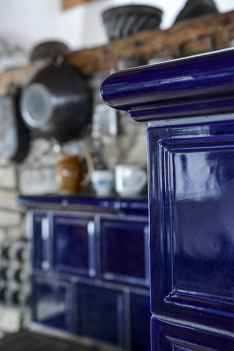 Kachlová kamna se sporákem a pecí postavené Jaromírem Jauernigem. Kachle jsou od K&amp;K POKER, kamnářství Bechyně, typ Rámeček&nbsp;s kobaltově modrou…