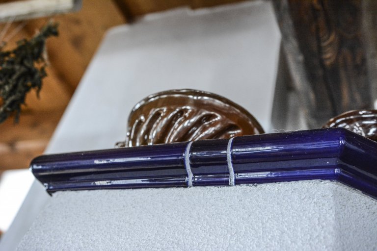 Kachlová kamna se sporákem a pecí postavené Jaromírem Jauernigem. Kachle jsou od K&amp;K POKER, kamnářství Bechyně, typ Rámeček&nbsp;s kobaltově modrou…