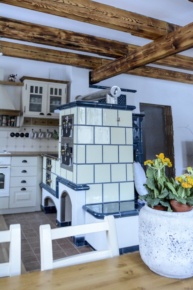 Kachlový sporák v lehce provensálském stylu, realizace Mojmír Jauernig. Součástí sporáku jsou také dvě trouby. Při stavbě byly použity kachle K&amp;K POKER,…