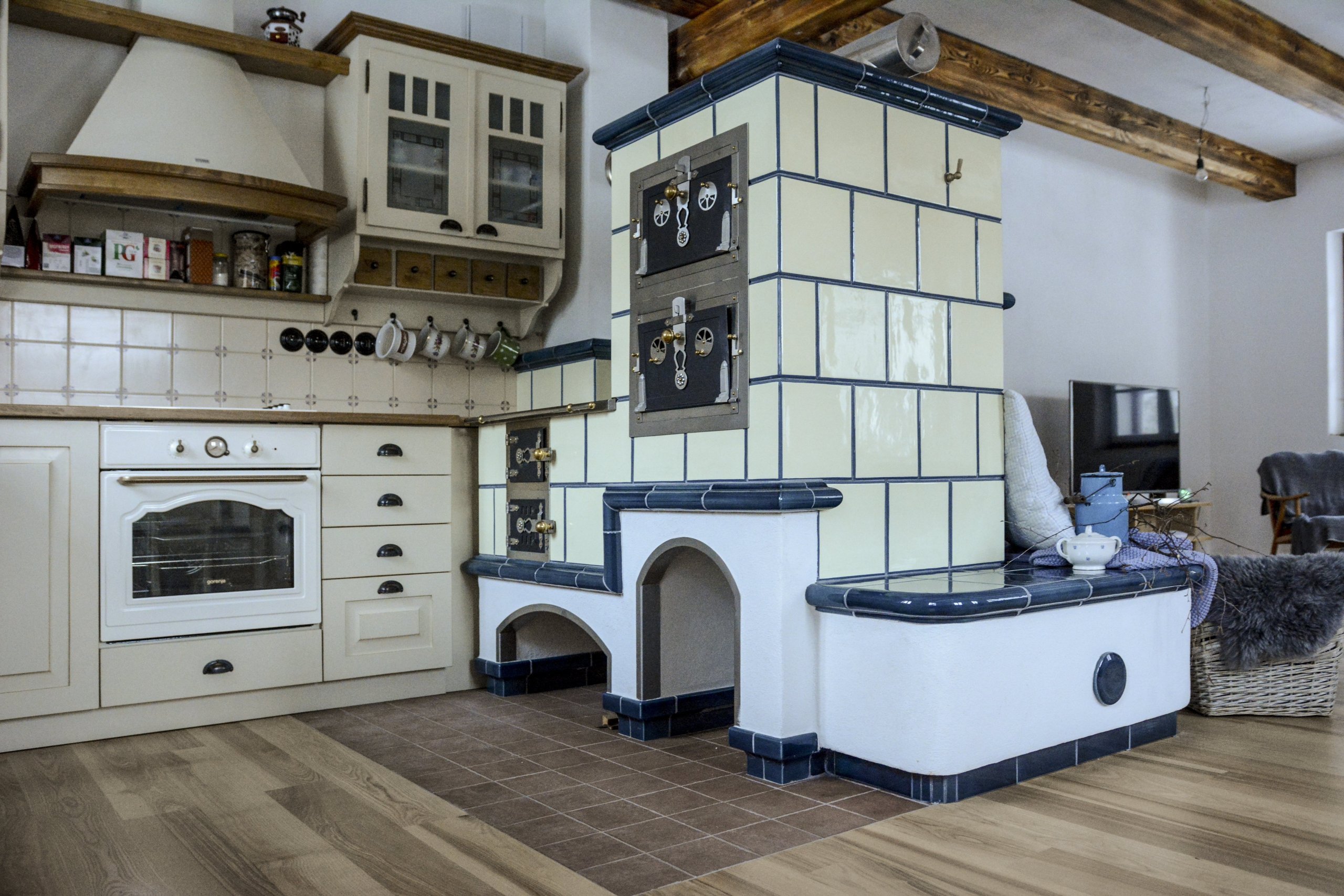 Kachlový sporák v lehce provensálském stylu, realizace Mojmír Jauernig. Součástí sporáku jsou také dvě trouby. Při stavbě byly použity kachle K&amp;K POKER,…