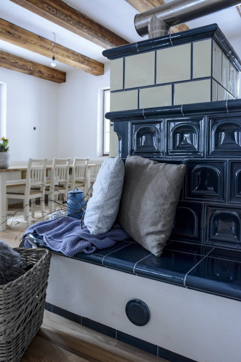 Kachlový sporák v lehce provensálském stylu, realizace Mojmír Jauernig. Součástí sporáku jsou také dvě trouby. Při stavbě byly použity kachle K&amp;K POKER,…