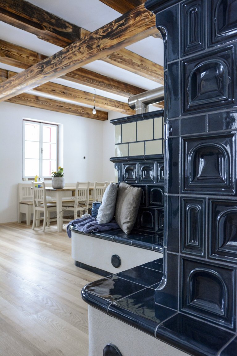 Kachlový sporák v lehce provensálském stylu, realizace Mojmír Jauernig. Součástí sporáku jsou také dvě trouby. Při stavbě byly použity kachle K&amp;K POKER,…