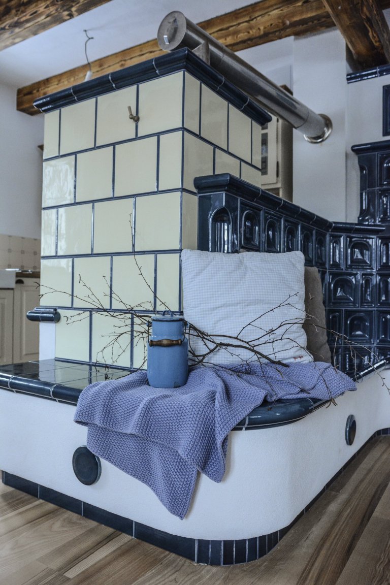 Kachlový sporák v lehce provensálském stylu, realizace Mojmír Jauernig. Součástí sporáku jsou také dvě trouby. Při stavbě byly použity kachle K&amp;K POKER,…