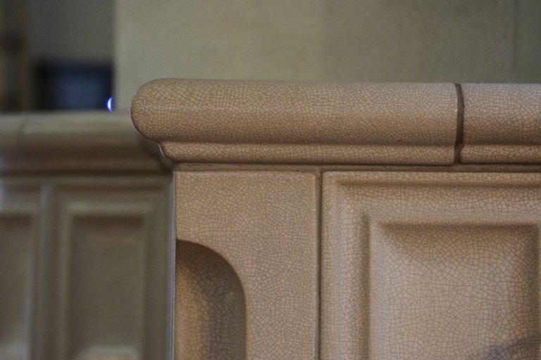 Kachlová kamna se sezením a troubou realizoval Mojmír Jauernig. Stavbu pohání vložka Brunner B8 a zdobí jí kachel Kazeta od K&amp;K POKER, kamnářství Bechyně v…