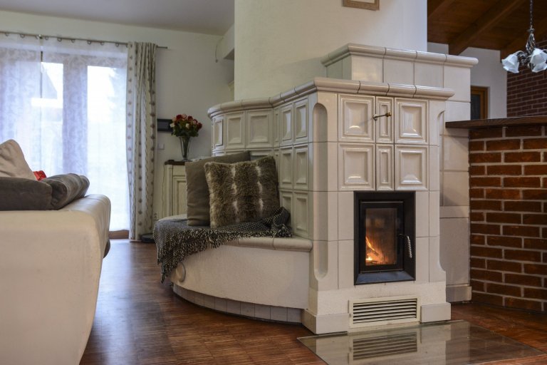 Kachlová kamna se sezením a troubou realizoval Mojmír Jauernig. Stavbu pohání vložka Brunner B8 a zdobí jí kachel Kazeta od K&amp;K POKER, kamnářství Bechyně v…