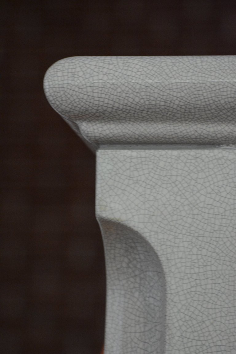 Kachlová kamna se sezením a troubou realizoval Mojmír Jauernig. Stavbu pohání vložka Brunner B8 a zdobí jí kachel Kazeta od K&amp;K POKER, kamnářství Bechyně v…