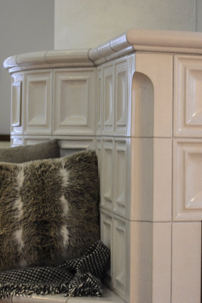 Kachlová kamna se sezením a troubou realizoval Mojmír Jauernig. Stavbu pohání vložka Brunner B8 a zdobí jí kachel Kazeta od K&amp;K POKER, kamnářství Bechyně v…