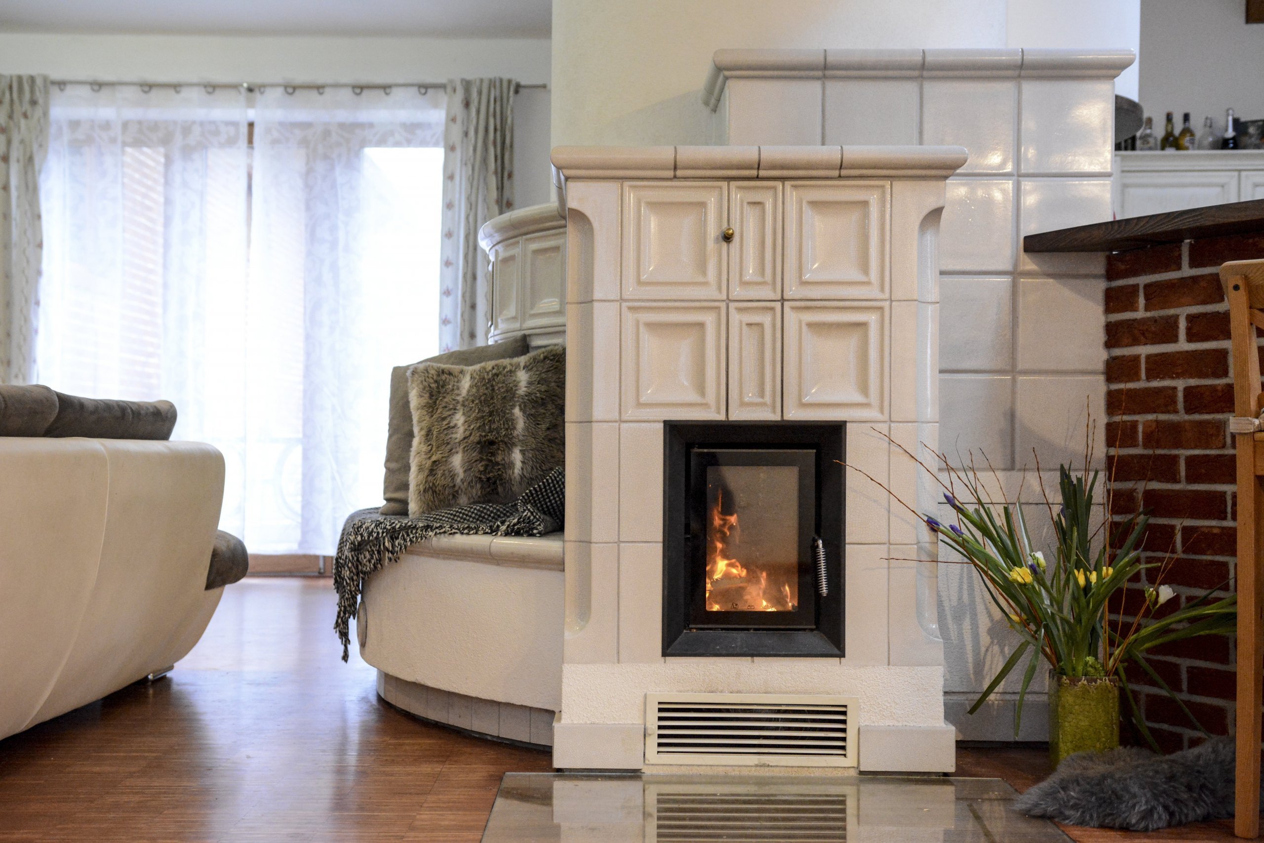 Kachlová kamna se sezením a troubou realizoval Mojmír Jauernig. Stavbu pohání vložka Brunner B8 a zdobí jí kachel Kazeta od K&amp;K POKER, kamnářství Bechyně v…