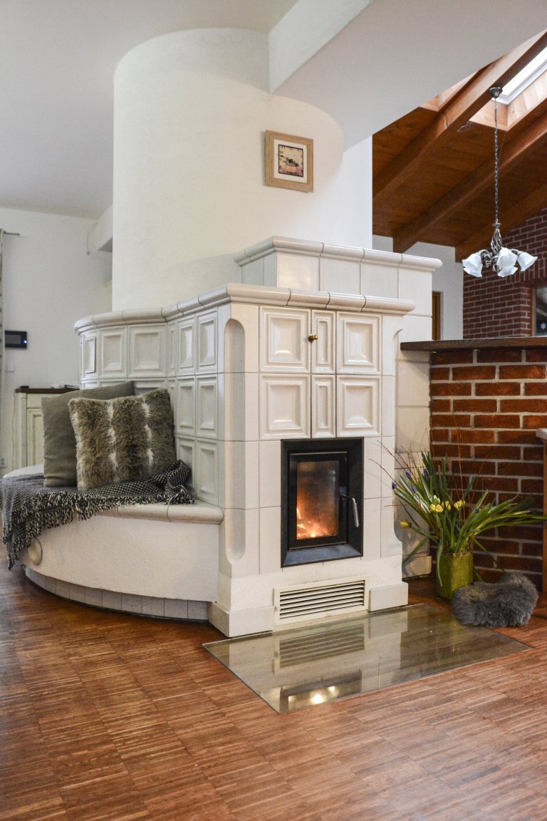 Kachlová kamna se sezením a troubou realizoval Mojmír Jauernig. Stavbu pohání vložka Brunner B8 a zdobí jí kachel Kazeta od K&amp;K POKER, kamnářství Bechyně v…