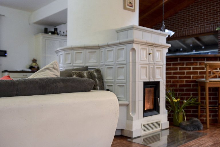 Kachlová kamna se sezením a troubou realizoval Mojmír Jauernig. Stavbu pohání vložka Brunner B8 a zdobí jí kachel Kazeta od K&amp;K POKER, kamnářství Bechyně v…