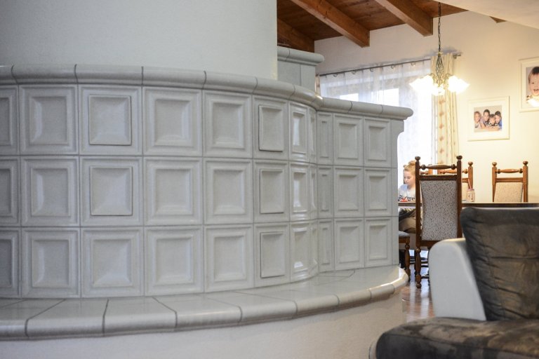 Kachlová kamna se sezením a troubou realizoval Mojmír Jauernig. Stavbu pohání vložka Brunner B8 a zdobí jí kachel Kazeta od K&amp;K POKER, kamnářství Bechyně v…