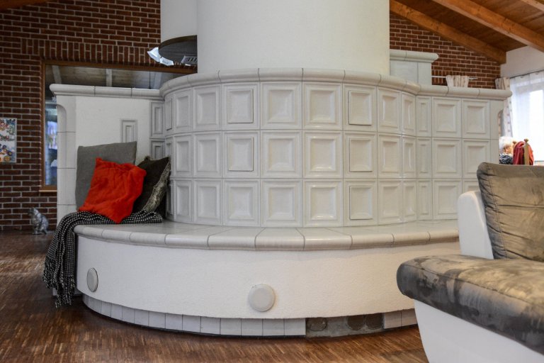 Kachlová kamna se sezením a troubou realizoval Mojmír Jauernig. Stavbu pohání vložka Brunner B8 a zdobí jí kachel Kazeta od K&amp;K POKER, kamnářství Bechyně v…