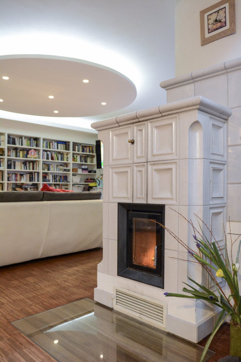 Kachlová kamna se sezením a troubou realizoval Mojmír Jauernig. Stavbu pohání vložka Brunner B8 a zdobí jí kachel Kazeta od K&amp;K POKER, kamnářství Bechyně v…