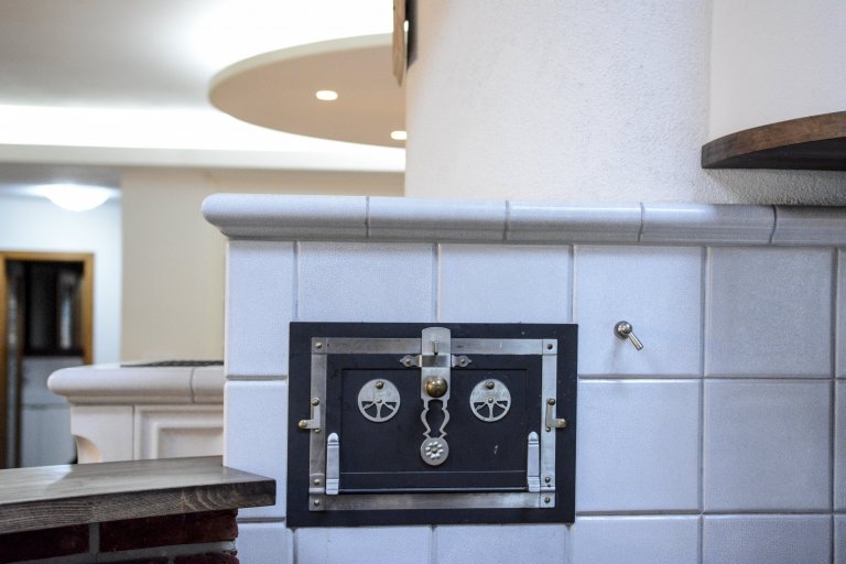 Kachlová kamna se sezením a troubou realizoval Mojmír Jauernig. Stavbu pohání vložka Brunner B8 a zdobí jí kachel Kazeta od K&amp;K POKER, kamnářství Bechyně v…