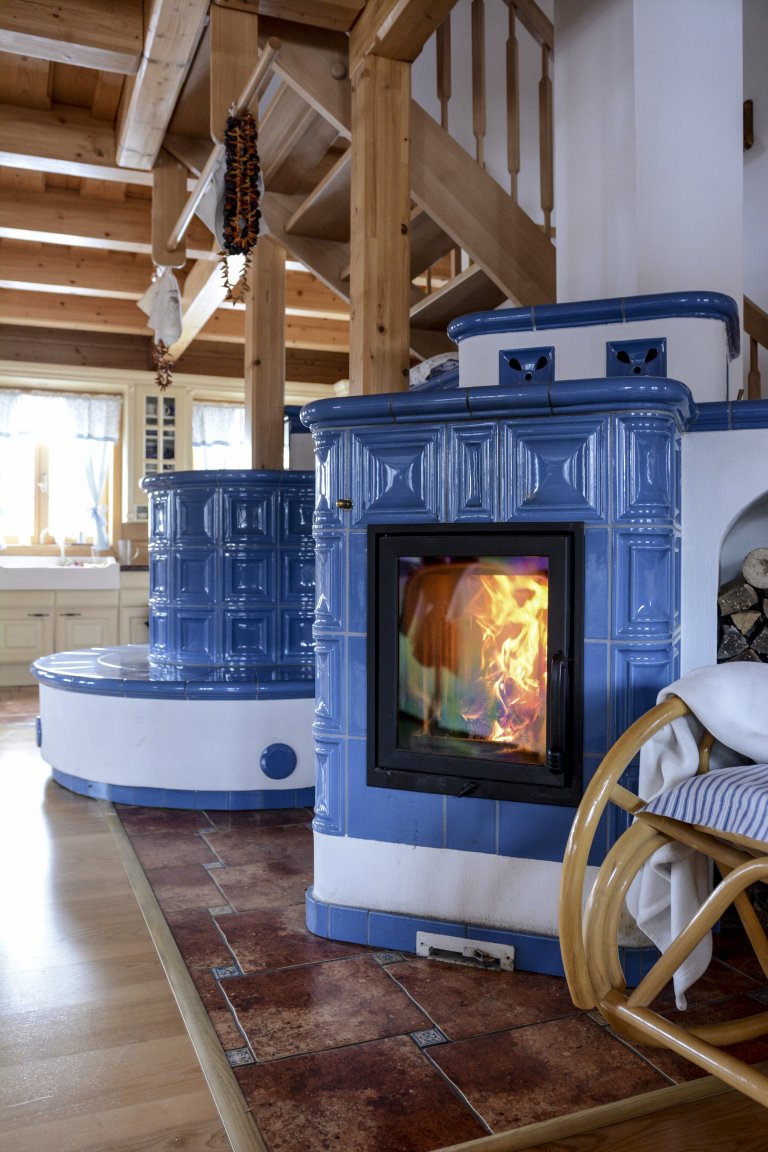 Kachlová kamna s vložkou Olsberg Profi Plus 12 a sporákem na vaření, která vytápějí krásnou roubenku. Nechybí také vyhřívaná lavice. Kachle K&amp;K POKER…