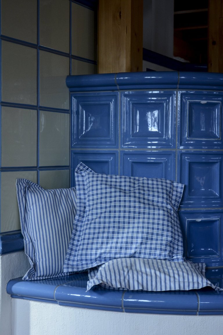 Kachlová kamna s vložkou Olsberg Profi Plus 12 a sporákem na vaření, která vytápějí krásnou roubenku. Nechybí také vyhřívaná lavice. Kachle K&amp;K POKER…